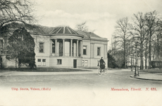 1034 Gezicht in de Museumlaan te Utrecht vanuit de Emmalaan met de voorgevel van het Museum van Oudheden, gevestigd in ...